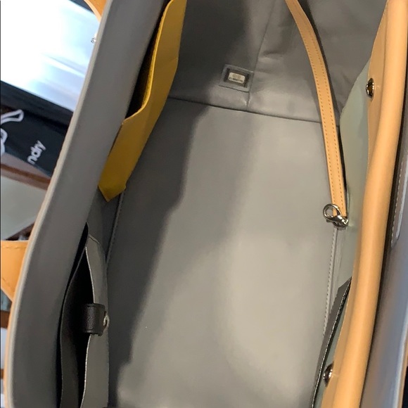 CHANEL Tote - Picture 11 of 15